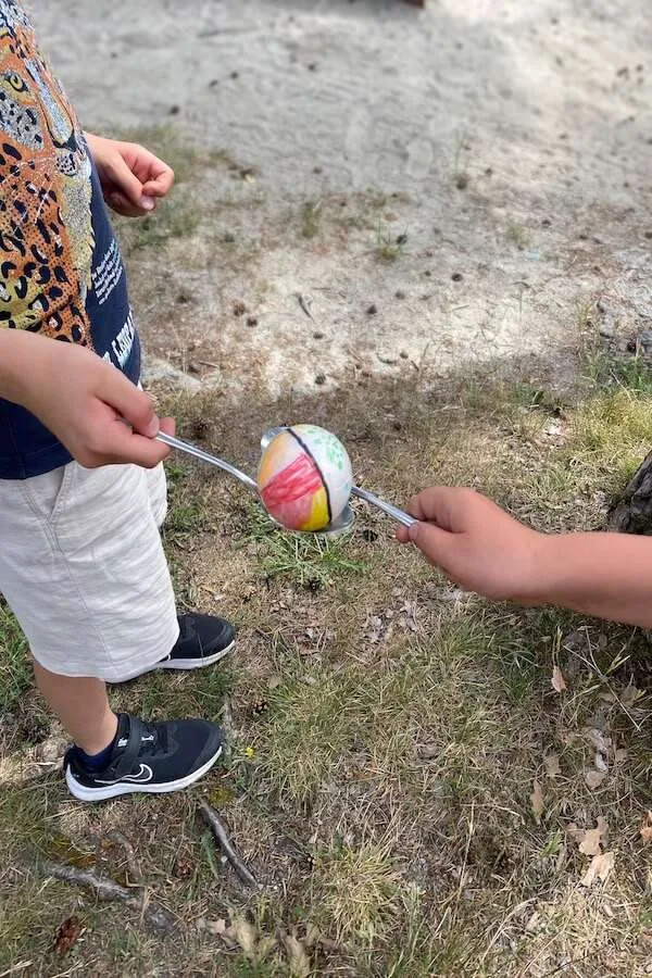2 Hände mit einem Löffel in der Hand, auf dem gerade ein Pokeball übergeben wird