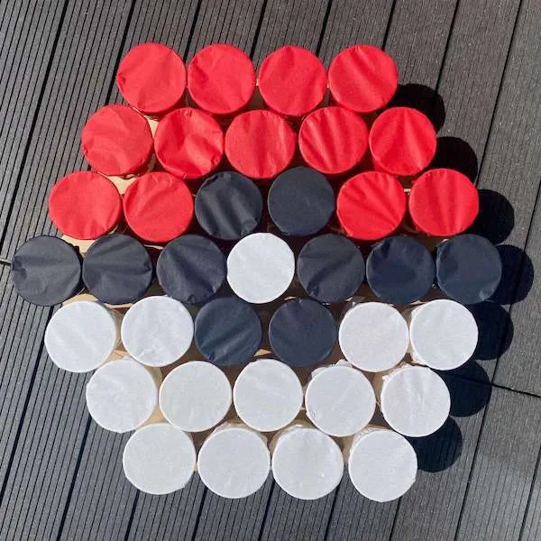 Pokeball aus Bechern zum Durchstoßen