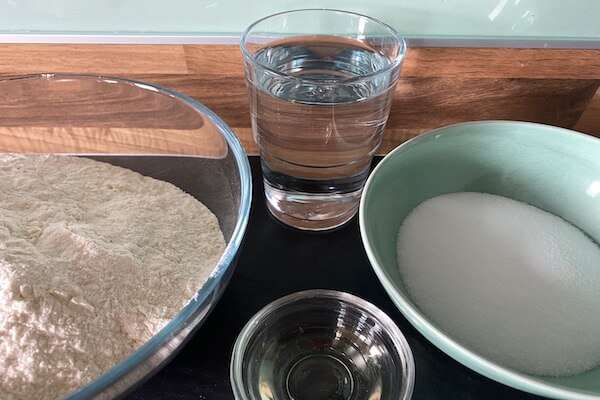 zutaten für die Adventsspirale für den Salzteig zum selber machen>: Mehl, Wasser, Öl, Salz in Schüsseln