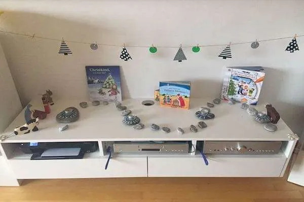 Adventsweg aus steinen 