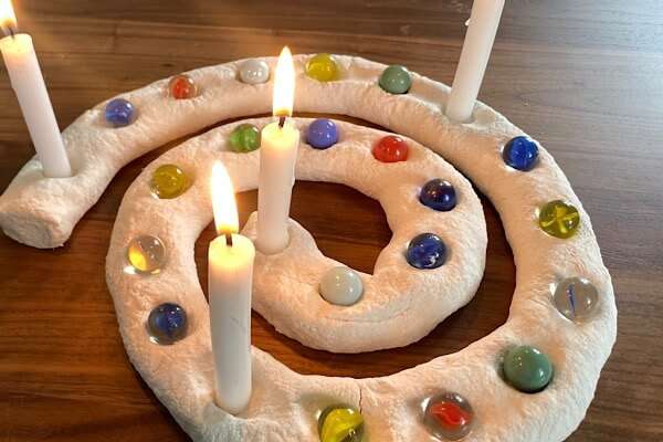Adventspirale mit Kerzen und Murmeln in den Vertiefungen