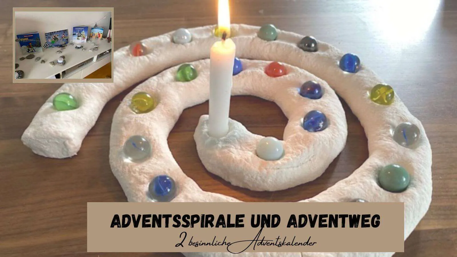 Beitragsbild mit dem Titel Adventsspirale und Adventweg 2 besinnliche Adventskalender und einer Salzteigspirale mit einer brennenden Kerze im Hintergrund