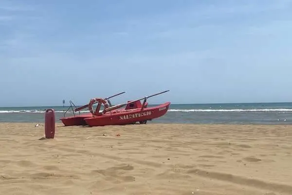Strand in Bibione mit einem roten Rettungsboot