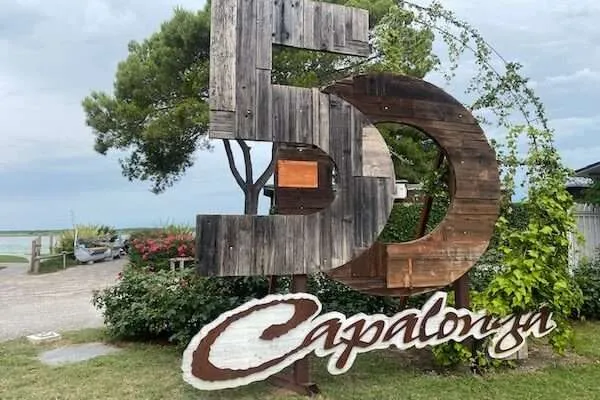 großes Schild von 50 Jahre Camping Capalonga