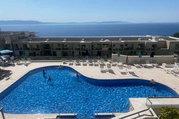 Kinderhotel in Kroatien - Valamar Bellevue in Rabac, Istrien. Mit dem Ausblick ganz von oben auf den Relax-Pool und das Meer.