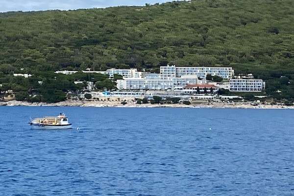 Kinderhotel Bellevue von der Hotelkette Valamar in Istrien Rabac von vorne vom Boot aus