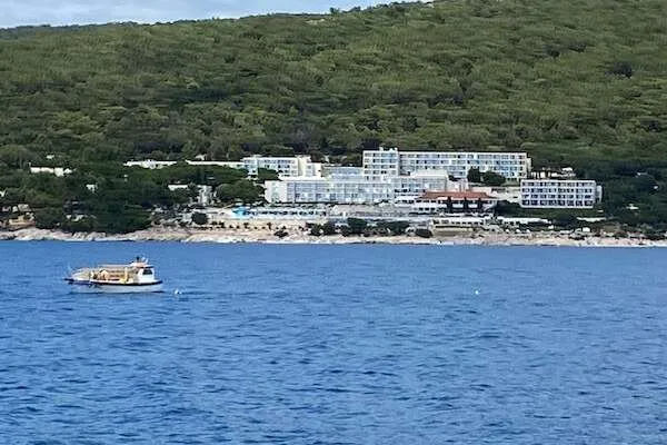 Kinderhotel Bellevue von der Hotelkette Valamar in Istrien Rabac von vorne vom Boot aus