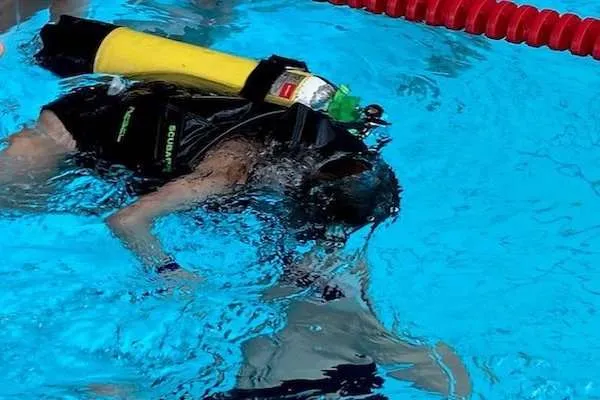 Monatsrückblick Juli 2023 Kind beim Tauchen mit der Tauchflasche
