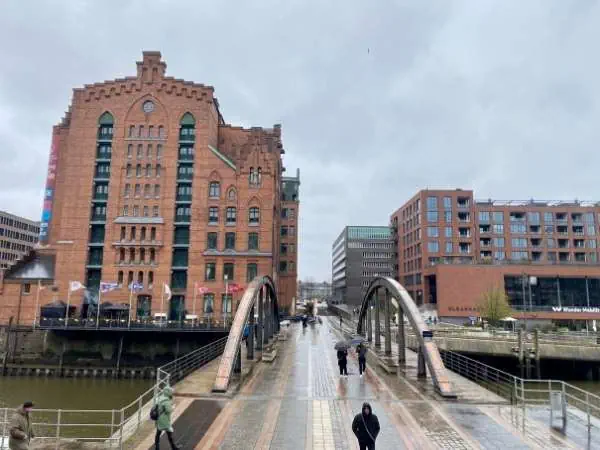 Hamburg mit Kindern: Blick auf die Speicherstadt und die moderne HafenCity bei bewölktem Himmel, ideal für Familienausflüge in Hamburg.