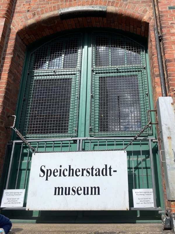 Historisches Speicherstadt-Museum in Hamburg mit grüner Tür und Schild, ideal für Familien mit Kindern, kulturelle Sehenswürdigkeit in Hamburg.
