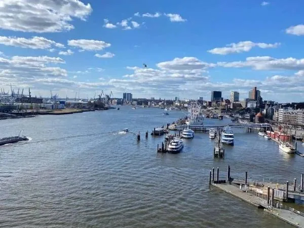 Blick auf den Hamburger Hafen mit Schiffen und moderner Skyline bei schönem Wetter, ideal für Familienausflug in Hamburg mit Kindern.