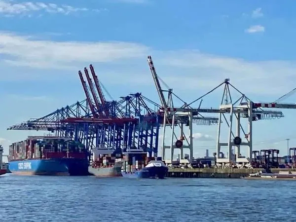 Der Hamburger Hafen mit Kränen und Containerschiffen