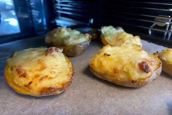 gefüllte Ofenkartoffeln im Rohr fertig