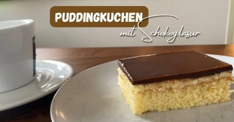 Beitragsbild mit dem Titel: Puddingkuchen mit Schokoglasur und einem Stück Kuchen auf einem Teller neben einer Tasse auf einem Tisch