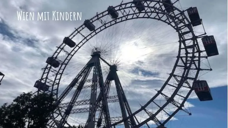 Beitragsbild mit dem Titel Wien mit Kindern und dem Riesenrad im Hintergrund