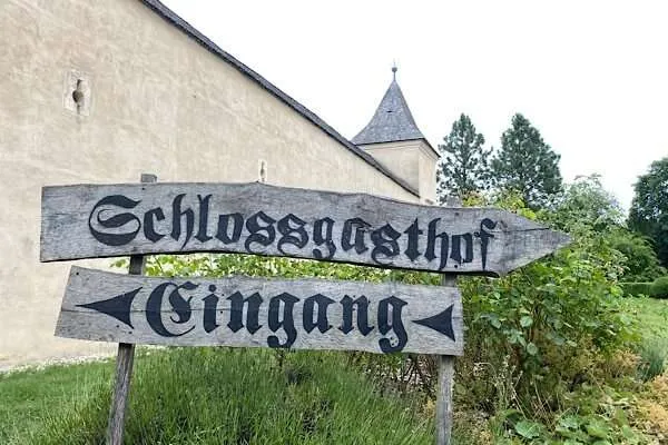 Holzpfeile mit den Beschriftungen Schlossgasthof nach rechts und Eingang nach links zur Rosenburg
