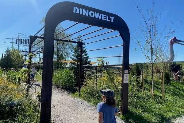 Eingang Dinowelt Ikuna