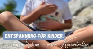 Beitragsbild mit dem Titel entspannung für kinder: weniger Stress, mehr Konzentration und einem verschwommenen Hintergrund mit einem Kind, das im Schneidersitz sitzt