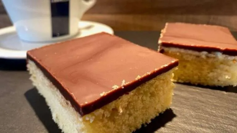 Puddingkuchen mit schokoglasur im Vordergrund