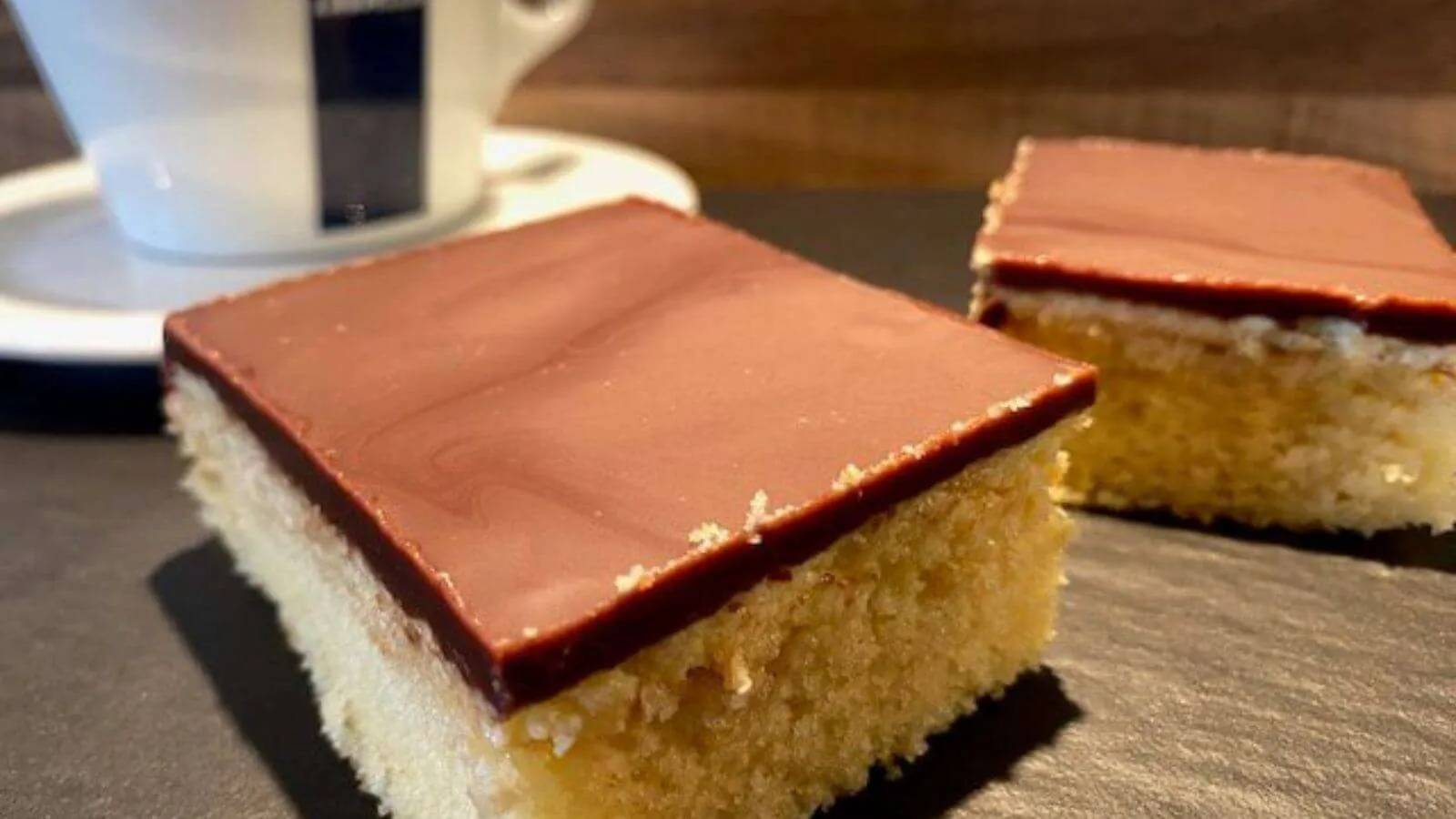 Puddingkuchen mit schokoglasur im Vordergrund