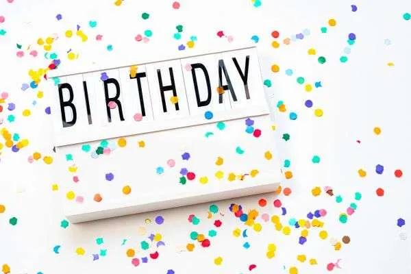 Happy Birthday Schriftzug für die 17 Must haves für die Kindergeburtstagsparty