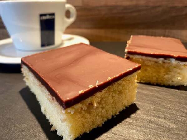 Leckerer Puddingkuchen mit Schokoladenglasur, perfekt f&uuml;r Kaffeepause und Geburtstagsfeiern. Frisch gebacken und saftig, ideal f&uuml;r s&uuml;&szlig;e Momente.