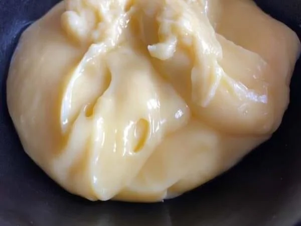 Puddingcreme mit cremiger Konsistenz für den Puddingkuchen