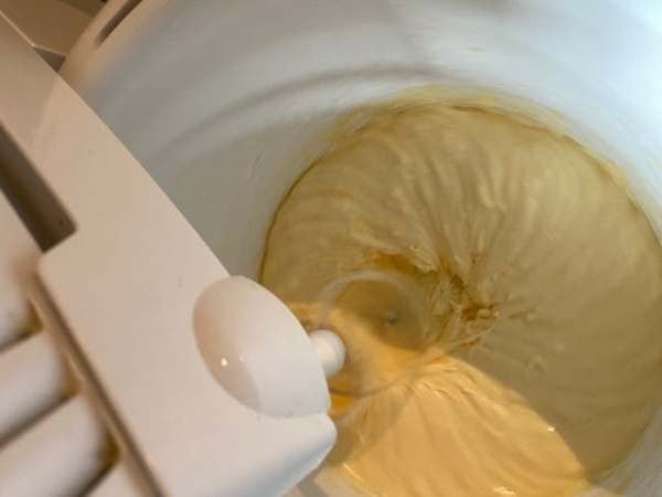 Biskuitteig wird in der K&uuml;chenmaschine zu einer glatten Masse ger&uuml;hrt.