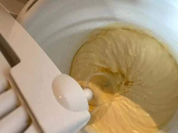 Einblick in die Zubereitung von Teig beim Küchenmixen, ideal für Backrezepte, schnelle Zubereitung, Backen mit Liebe, Home Baking, Küchenhelfer, Teigherstellung, Mehl, Wasser, Zutaten, Küchenmaschine.