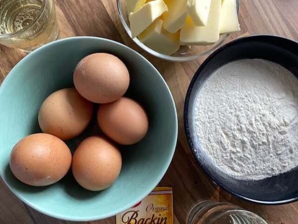Frische Eier und Mehl f&uuml;r Backrezepte in der K&uuml;che.