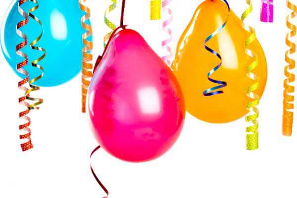 Luftballone und Luftschlangen als Dekoration für Silvester mit Kindern
