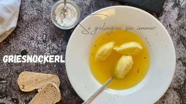 Beitragsbild mit dem Titel Griesnockerl: So gelingen sie immer mit der Suppe und den Nockerl in einem Suppenteller im Hintergrund