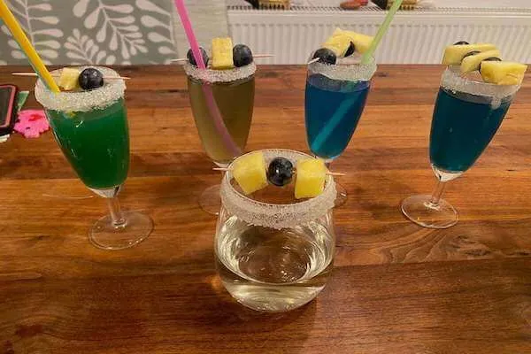 5 Kinder-Cocktails für Silvester auf einem Tisch - für die Silvester Countdown Bags