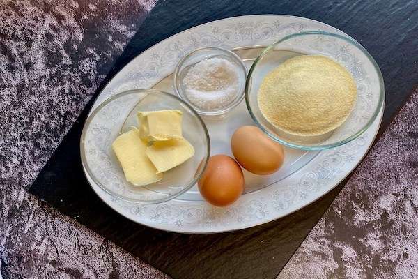 zutaten für die Grießnockerl auf einer Platte