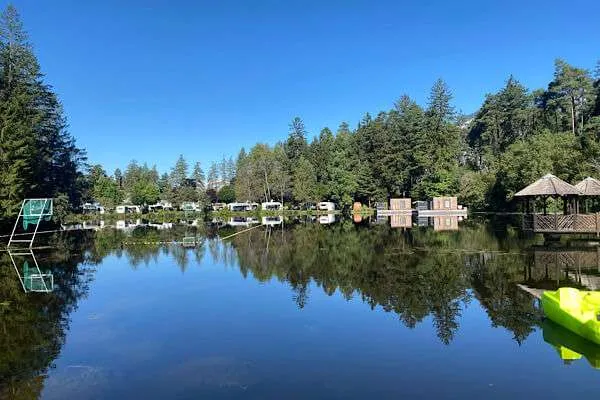 Natterer See mit dahinter dem Campingplatz