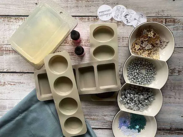 Materialien zum Seifen selber machen: Seifenformen, Glycerinseife, Dekoelemente, Vorlagen mit Sprüchen