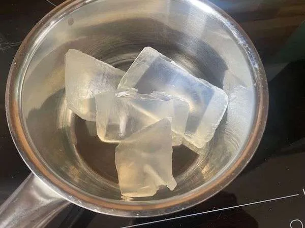 Glycerinseife in Stücken im Topf
