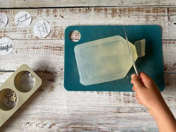 Kinderhand schneidet einen großen Glycerinblock in Stücke
