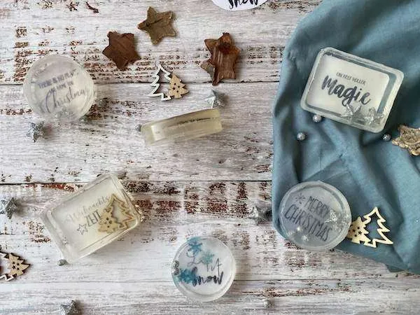 verschiedene Seifen mit Weihnachtsdeko und einem blauen Tuch