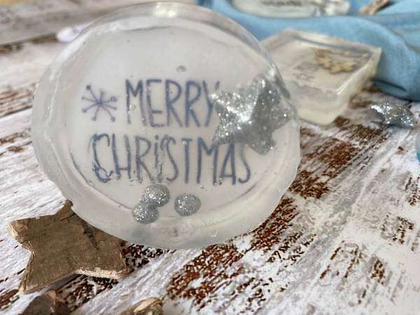 selbst gemachte Seife mit dem weihnachtlichen Spruch "Merry Christmas"