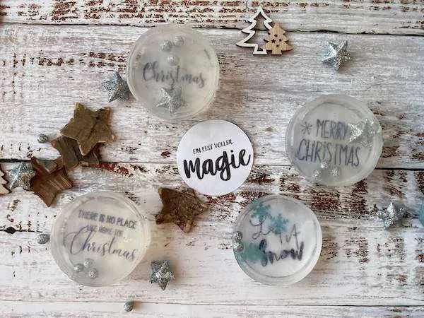 verschiedene Seifen mit Sprüchen und Deko