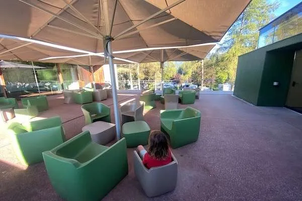 Sofalandschaft auf der Dachterrasse des Campingplatzes
