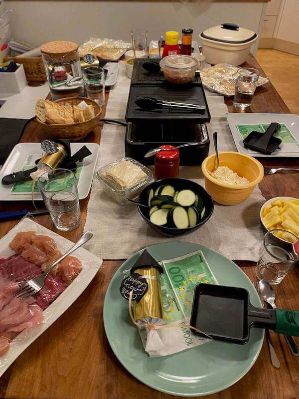 Raclette Tisch mit allen Zutaten für Silvester mit Kindern
