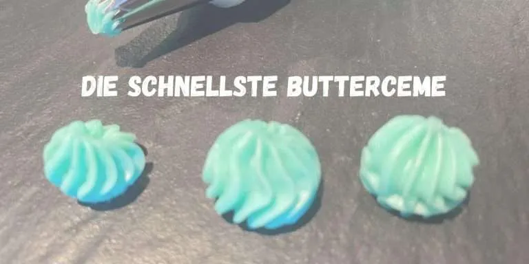 Buttercreme ohne Pudding mit nur 2 Zutaten als 3 tupfen auf eine schwarze Platte aufgespritzt und der Spritzsack im Hintergrund, Schrift: die schnellste Buttercreme