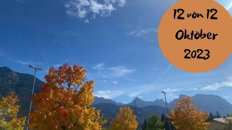 Herbsttag mit Bäumen mit verfärbten Blättern und blauem Himmel