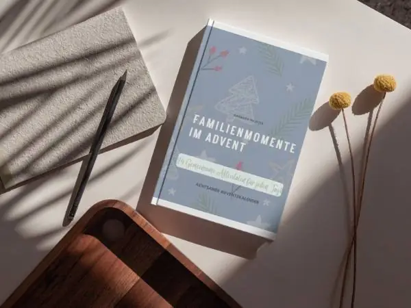 Buchvorderseite vom Adventskalender Buch mit dem Titel Familienmomente im Advent auf einem Tisch