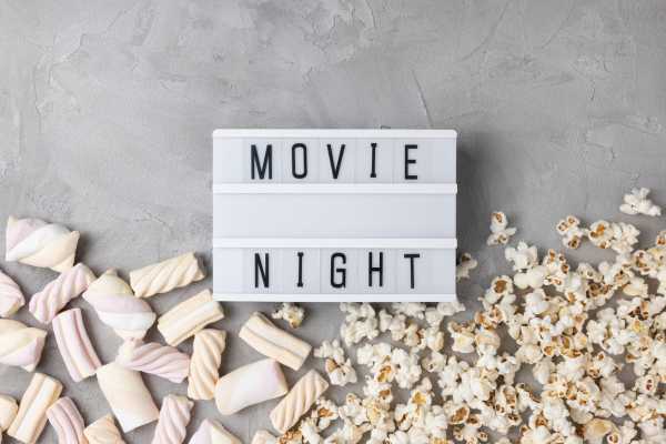 Familienfilm Weihnachten - mit Popcorn, Mäusespeck und dem Schriftzug "Movie Night"