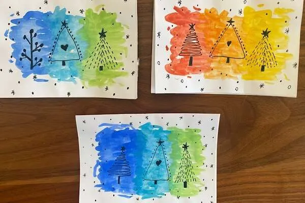 Weihnachtskarten mit je 3 Weihnachtsbäumen mit schwarzem Stift und Hintergrund aus Wasserfarben