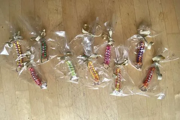 kleine Geschenke basteln für weihnachten so wie diese Schlüsselanhänger verpackt in Zellophan 