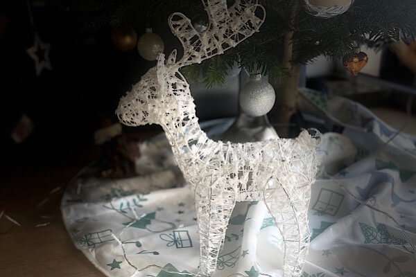 Ein Elch als Deko unter den Christbaum - mit der Familie gemeinsam schmücken, macht den Weihnachtsbaum noch schöner